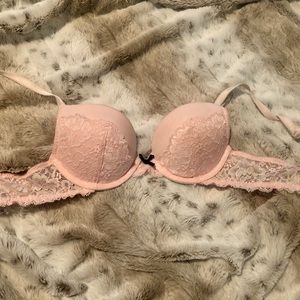 34A Victoria’s Secret bra Light pink